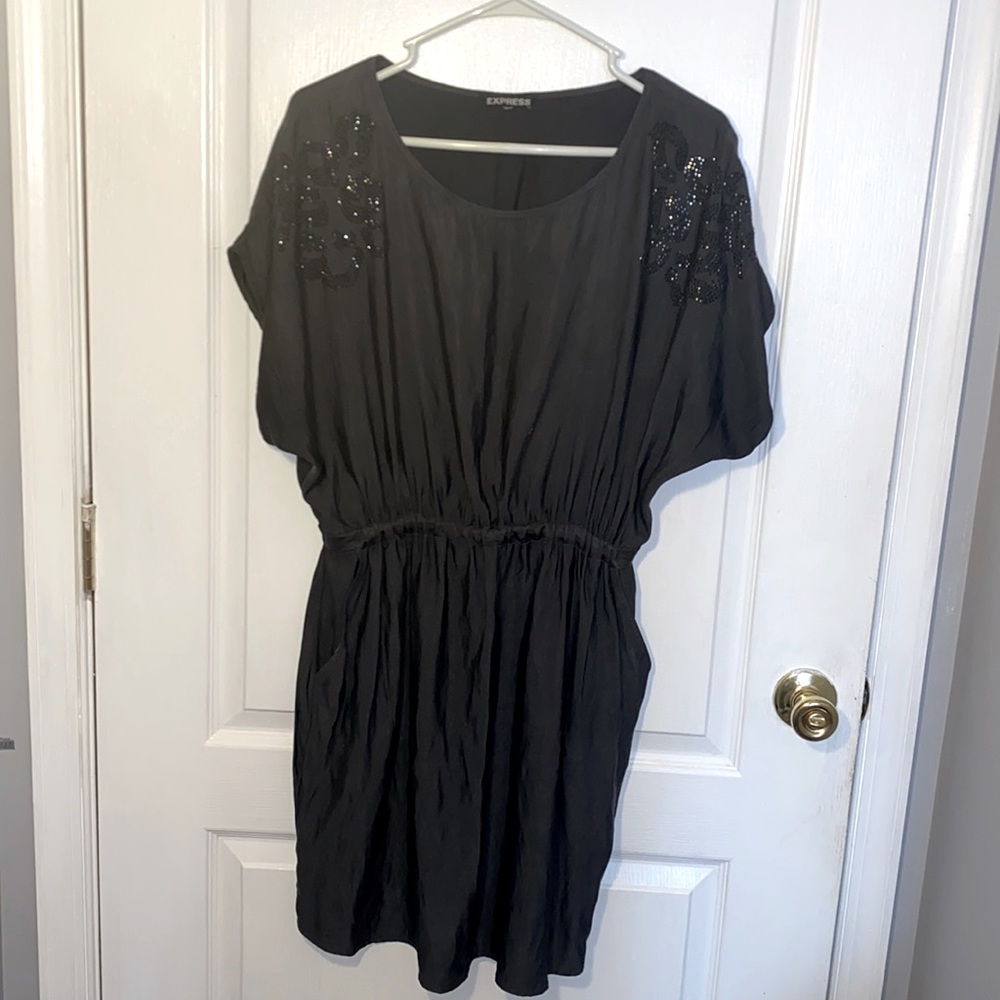 Short express dress with with chromatic beading